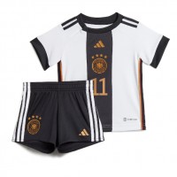 Camiseta Alemania Mario Gotze #11 Primera Equipación para niños Mundial 2022 manga corta (+ pantalones cortos)